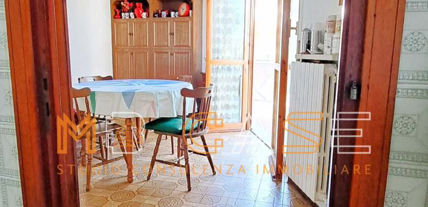 🌿 A SOLI 700 METRI DAL MARE – BILOCALE ANGOLARE CON TERRAZZA E POSTO AUTO