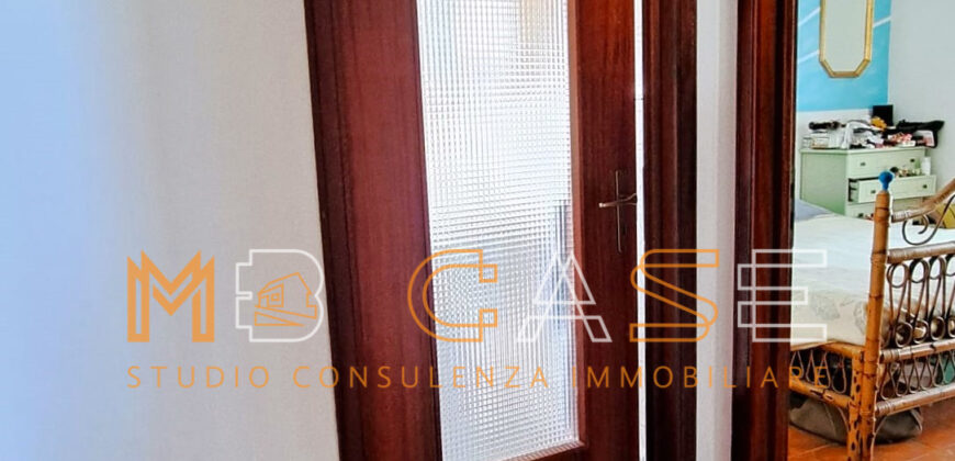 🌿 A SOLI 700 METRI DAL MARE – BILOCALE ANGOLARE CON TERRAZZA E POSTO AUTO