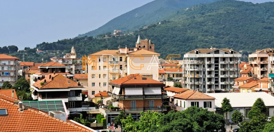 Ampio Plurilocale con Vista Mare e Doppia Esposizione – Ultimo Piano con Ascensore, Albenga