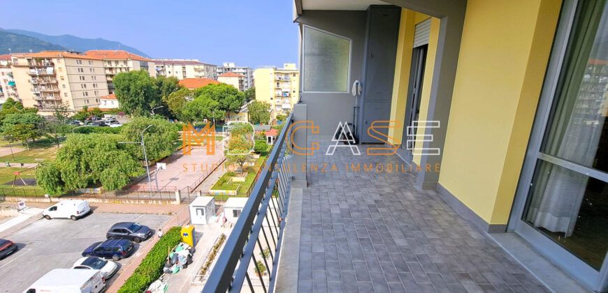 Ampio Plurilocale con Vista Mare e Doppia Esposizione – Ultimo Piano con Ascensore, Albenga