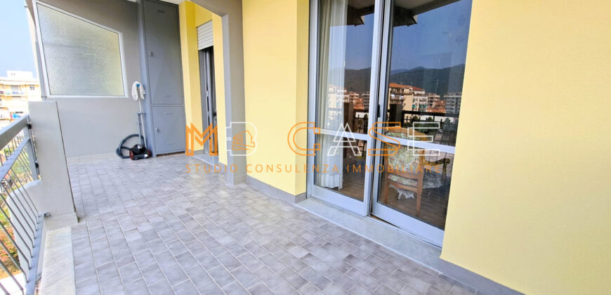 Ampio Plurilocale con Vista Mare e Doppia Esposizione – Ultimo Piano con Ascensore, Albenga