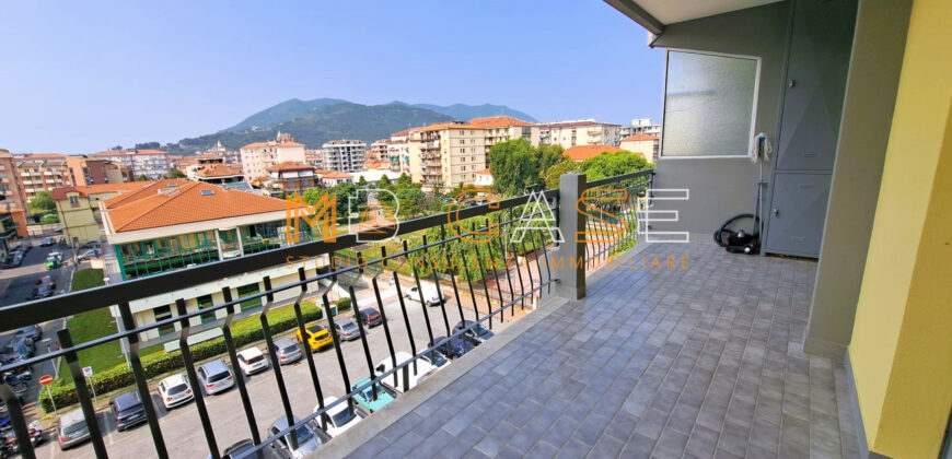 Ampio Plurilocale con Vista Mare e Doppia Esposizione – Ultimo Piano con Ascensore, Albenga