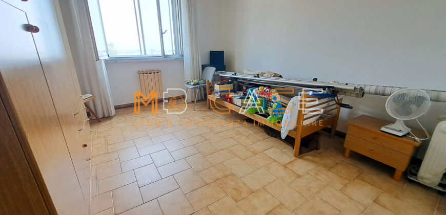 Ampio Plurilocale con Vista Mare e Doppia Esposizione – Ultimo Piano con Ascensore, Albenga