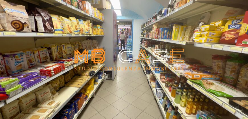 Attività in vendita a Laigueglia-Minimarket storico fronte mare