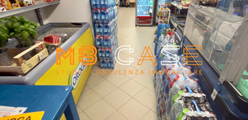 Attività in vendita a Laigueglia-Minimarket storico fronte mare