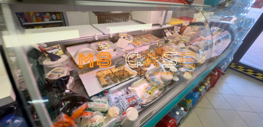 Attività in vendita a Laigueglia-Minimarket storico fronte mare