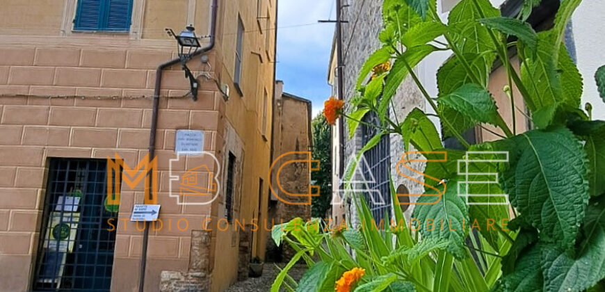 Trilocale su 2 Livelli con Doppi Servizi nel Centro Storico di Albenga