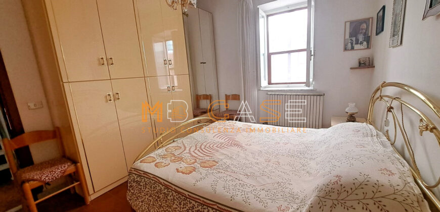 Trilocale su 2 Livelli con Doppi Servizi nel Centro Storico di Albenga