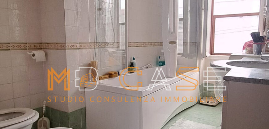 Trilocale su 2 Livelli con Doppi Servizi nel Centro Storico di Albenga