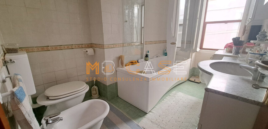 Trilocale su 2 Livelli con Doppi Servizi nel Centro Storico di Albenga