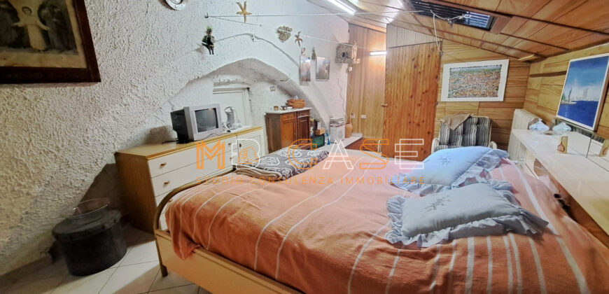 Trilocale su 2 Livelli con Doppi Servizi nel Centro Storico di Albenga