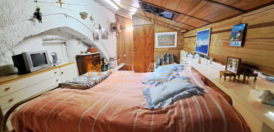 Trilocale su 2 Livelli con Doppi Servizi nel Centro Storico di Albenga