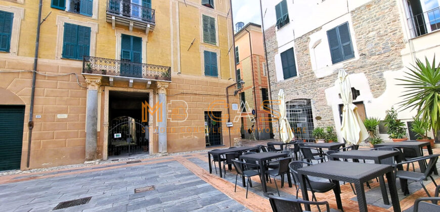 Trilocale su 2 Livelli con Doppi Servizi nel Centro Storico di Albenga