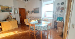 Trilocale su 2 Livelli con Doppi Servizi nel Centro Storico di Albenga