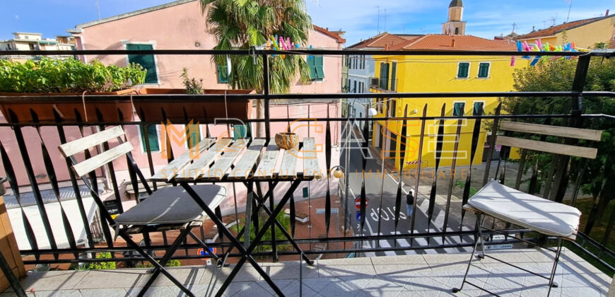 Trilocale Angolare Ristrutturato a 200 metri dal Mare