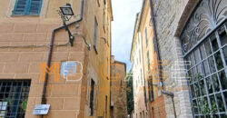 Trilocale su 2 Livelli con Doppi Servizi nel Centro Storico di Albenga