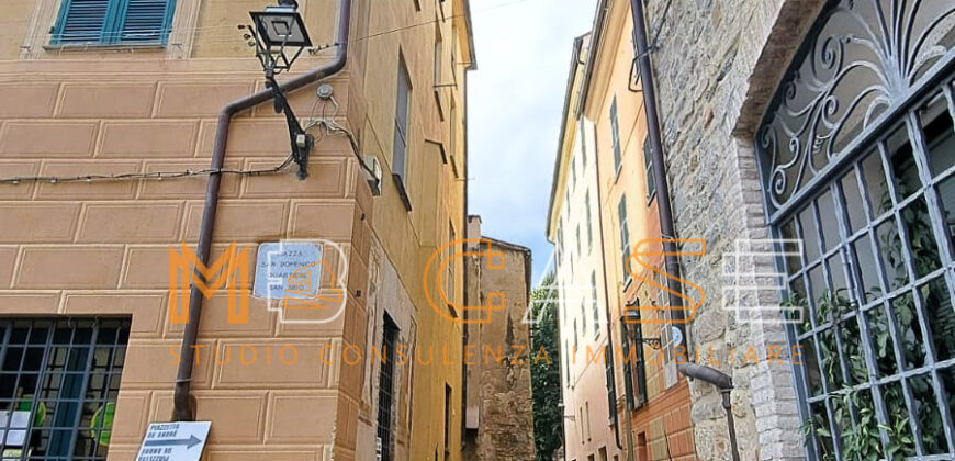 Trilocale su 2 Livelli con Doppi Servizi nel Centro Storico di Albenga