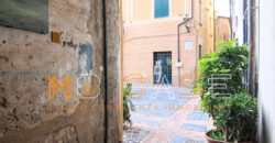 Trilocale su 2 Livelli con Doppi Servizi nel Centro Storico di Albenga