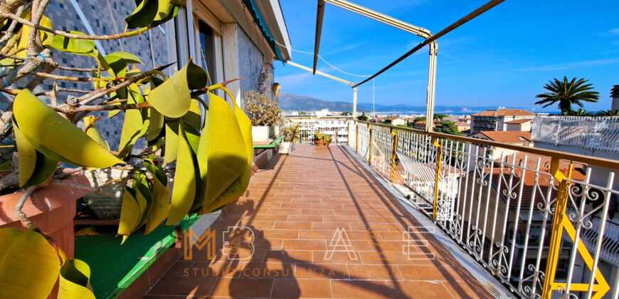 H1-Attico Trilocale con Meravigliosa Terrazza Vista Mare in Vendita Albenga