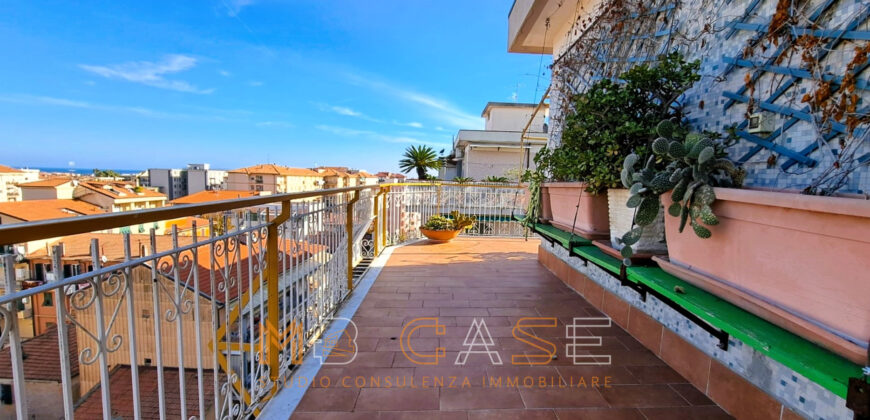 H1-Attico Trilocale con Meravigliosa Terrazza Vista Mare in Vendita Albenga