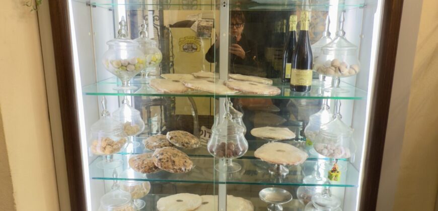 H2 Pasticceria storica in vendita sulla passeggiata di Laigueglia