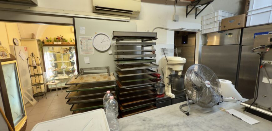 H2 Pasticceria storica in vendita sulla passeggiata di Laigueglia