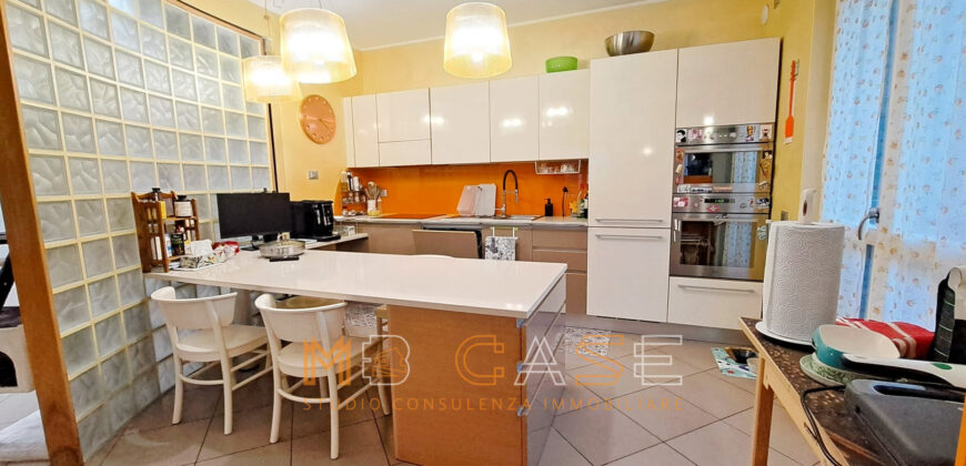 Splendido Appartamento con Terrazza e Box a Pietra Ligure, a Due Passi dal Mare