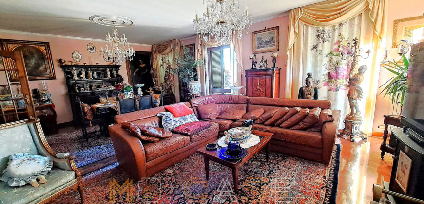 Ampio appartamento con tripla esposizione e box