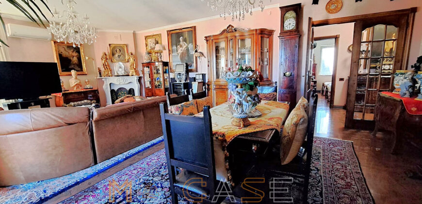 Ampio appartamento con tripla esposizione e box