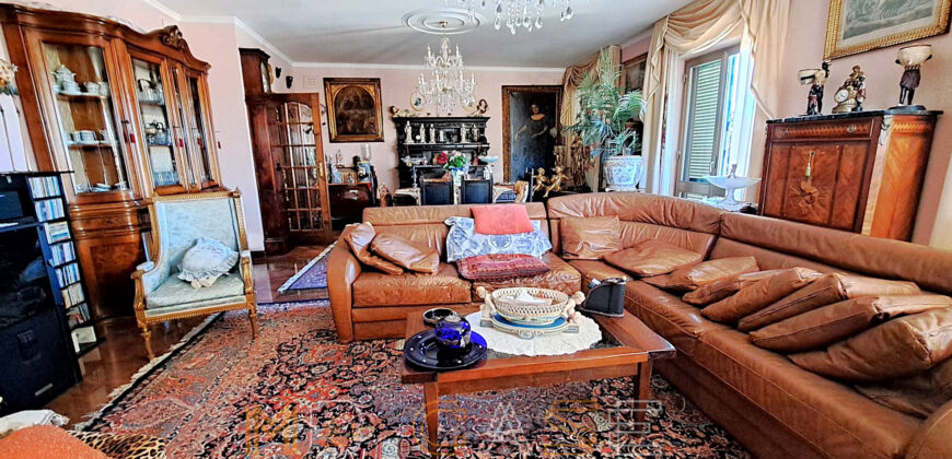 Ampio appartamento con tripla esposizione e box