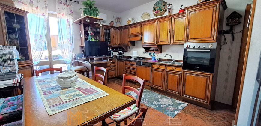 Ampio appartamento con tripla esposizione e box