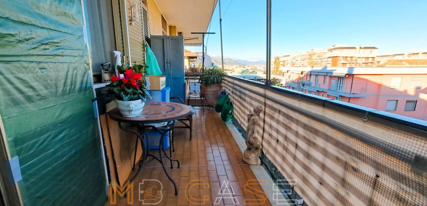 Ampio appartamento con tripla esposizione e box