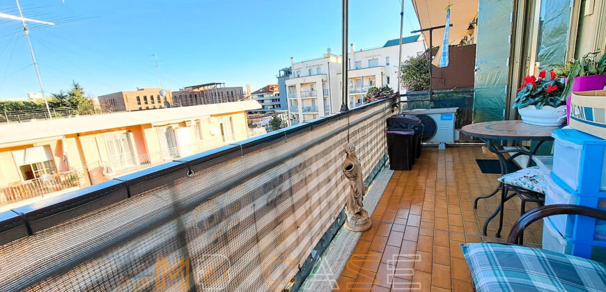 Ampio appartamento con tripla esposizione e box