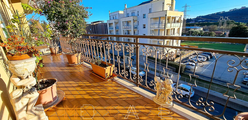 Ampio appartamento con tripla esposizione e box