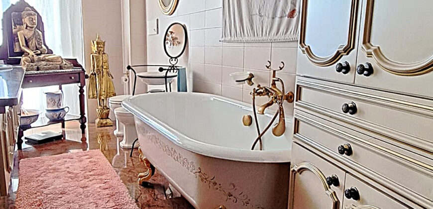 Ampio appartamento con tripla esposizione e box