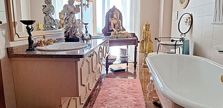 Ampio appartamento con tripla esposizione e box