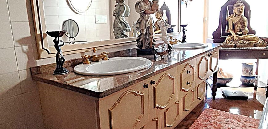 Ampio appartamento con tripla esposizione e box