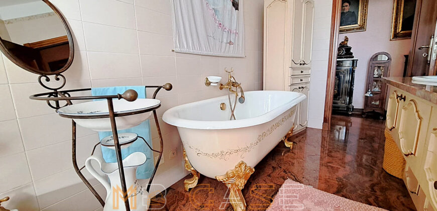 Ampio appartamento con tripla esposizione e box