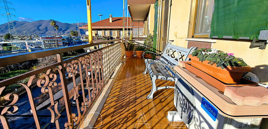 Ampio appartamento con tripla esposizione e box