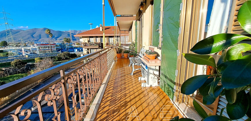 Ampio appartamento con tripla esposizione e box