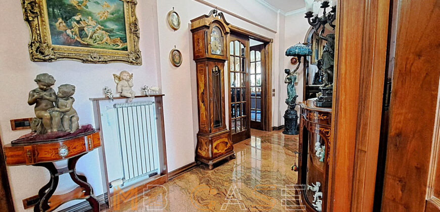 Ampio appartamento con tripla esposizione e box