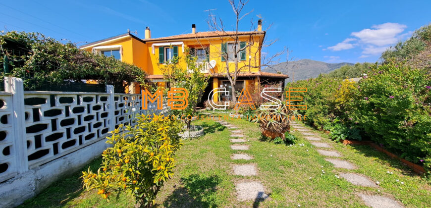 Soleggiatissima Villa a schiera in vendita a Albenga
