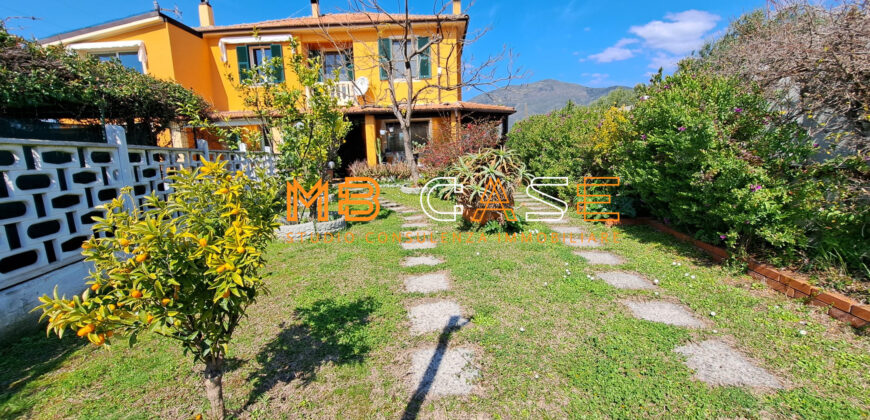 Soleggiatissima Villa a schiera in vendita a Albenga