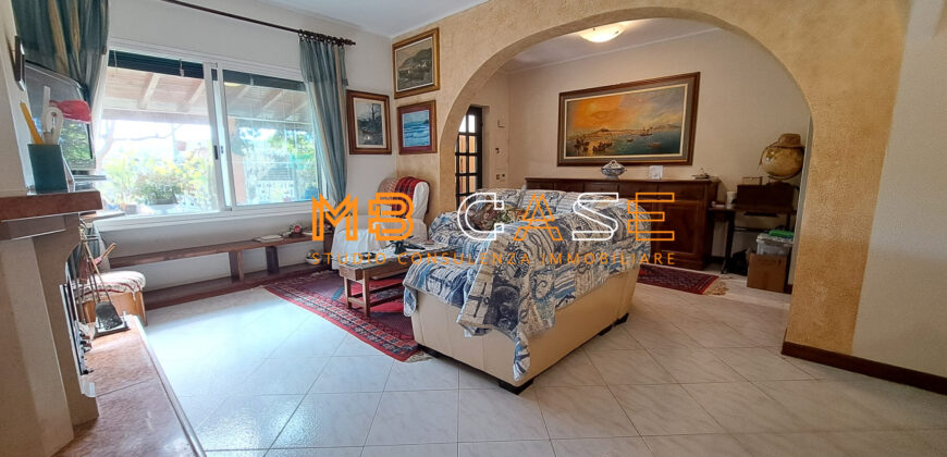 Soleggiatissima Villa a schiera in vendita a Albenga