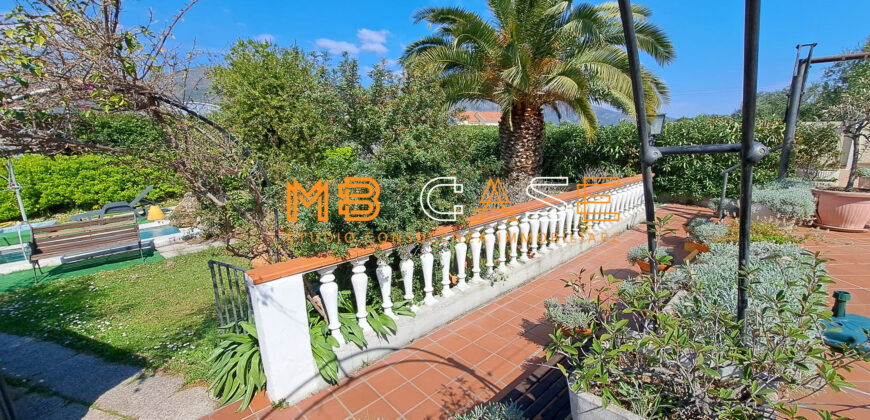 Soleggiatissima Villa a schiera in vendita a Albenga