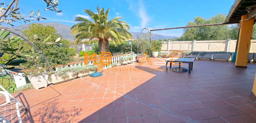 Soleggiatissima Villa a schiera in vendita a Albenga