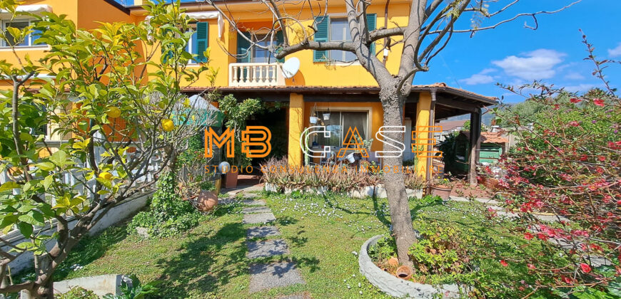 Soleggiatissima Villa a schiera in vendita a Albenga