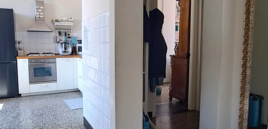 Albenga – Pentalocale Ultimo Piano a Pochi Passi dal Mare con 2 Posti Auto