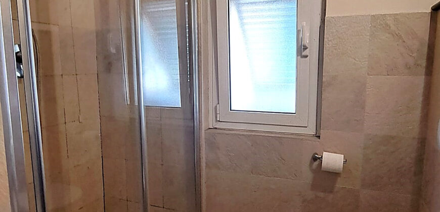 Albenga – Pentalocale Ultimo Piano a Pochi Passi dal Mare con 2 Posti Auto