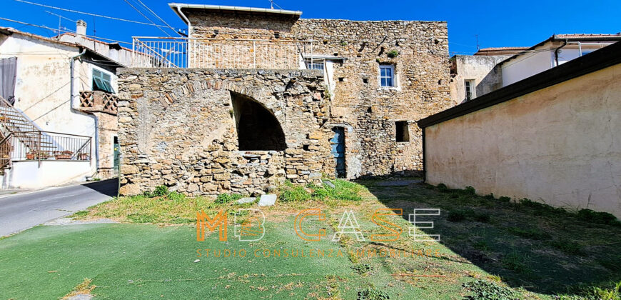 Rustico in Pietra da Ristrutturare nel Cuore di Cenesi